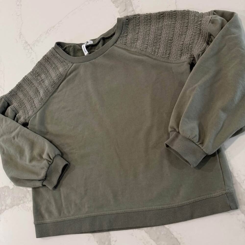 Cable & Gauge Cropped Sweatshirt Womens Medium Smocked Shoulder Army/Olive Green - Picture 2 of 8